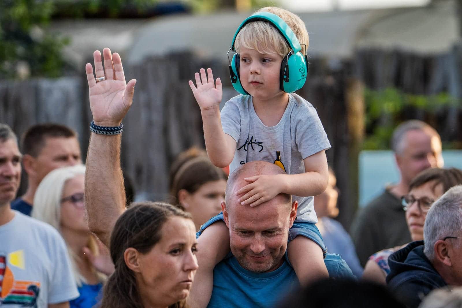 Vater mit Kind auf den Schultern beim Konzert