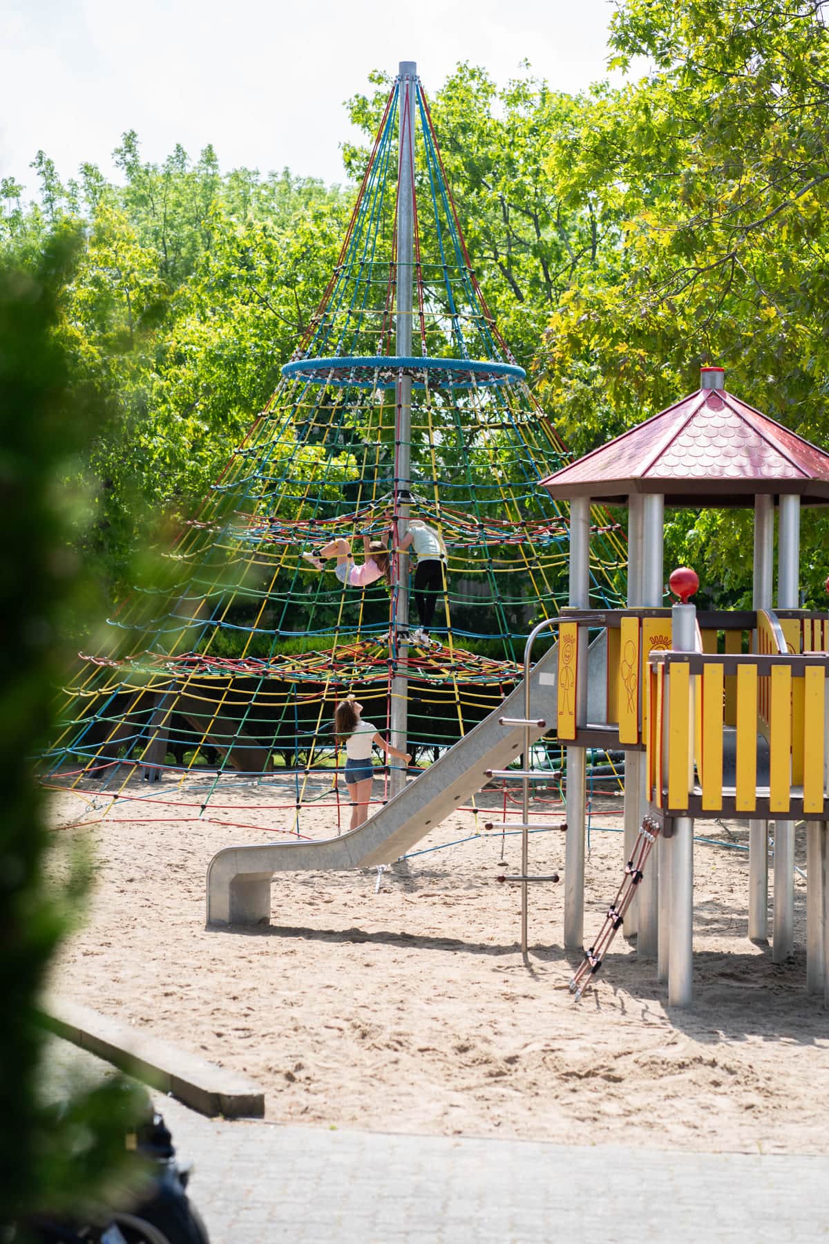 Großes Kletternetz und Spielturm auf dem Abenteuerspielplatz