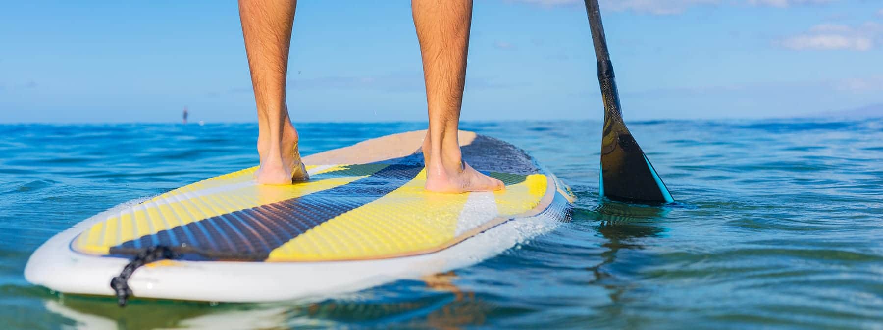 Stand-Up-Paddler auf ruhigem Wasser vor der Küste Fehmarns