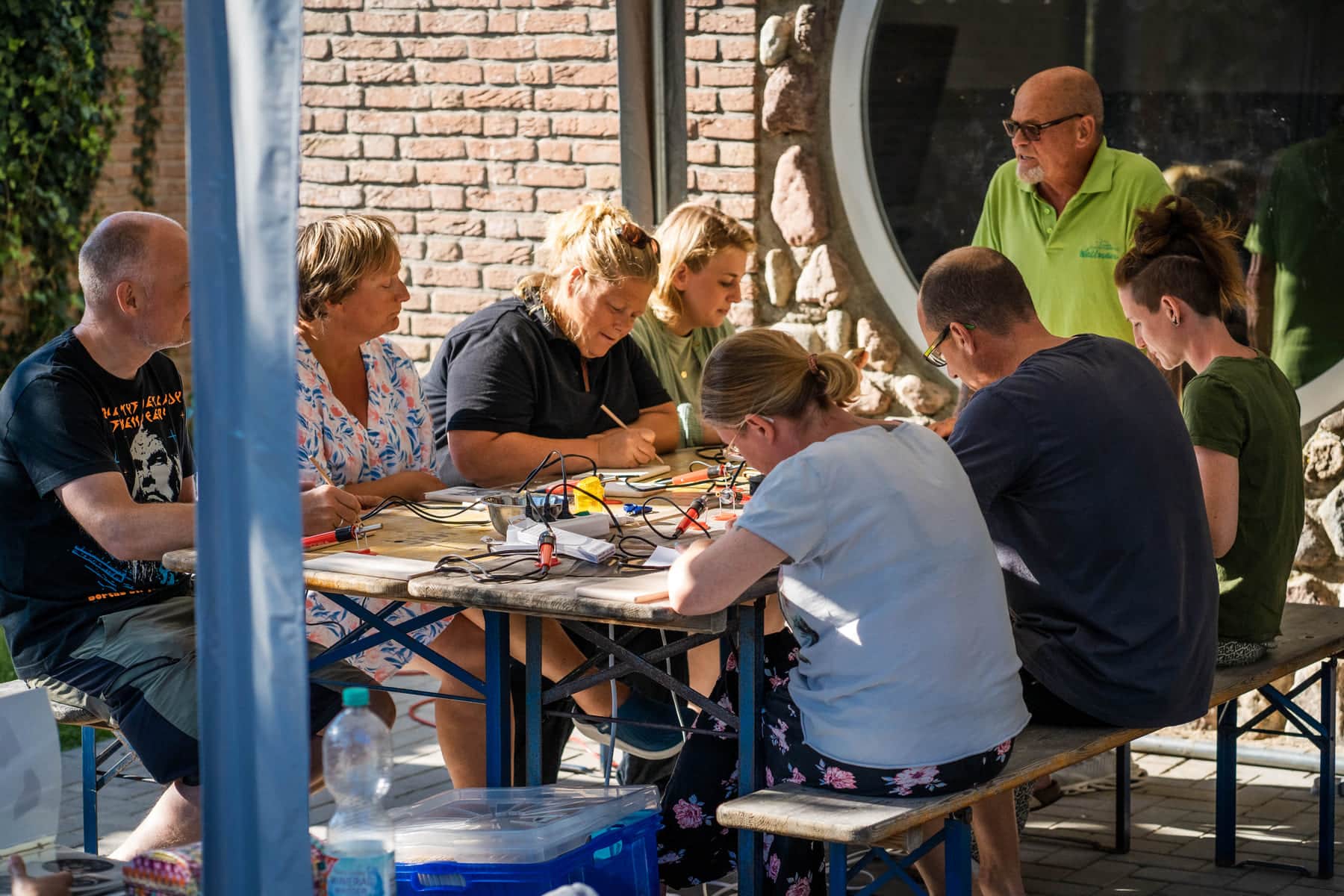 Eltern und Kinder basteln gemeinsam an langen Tischen