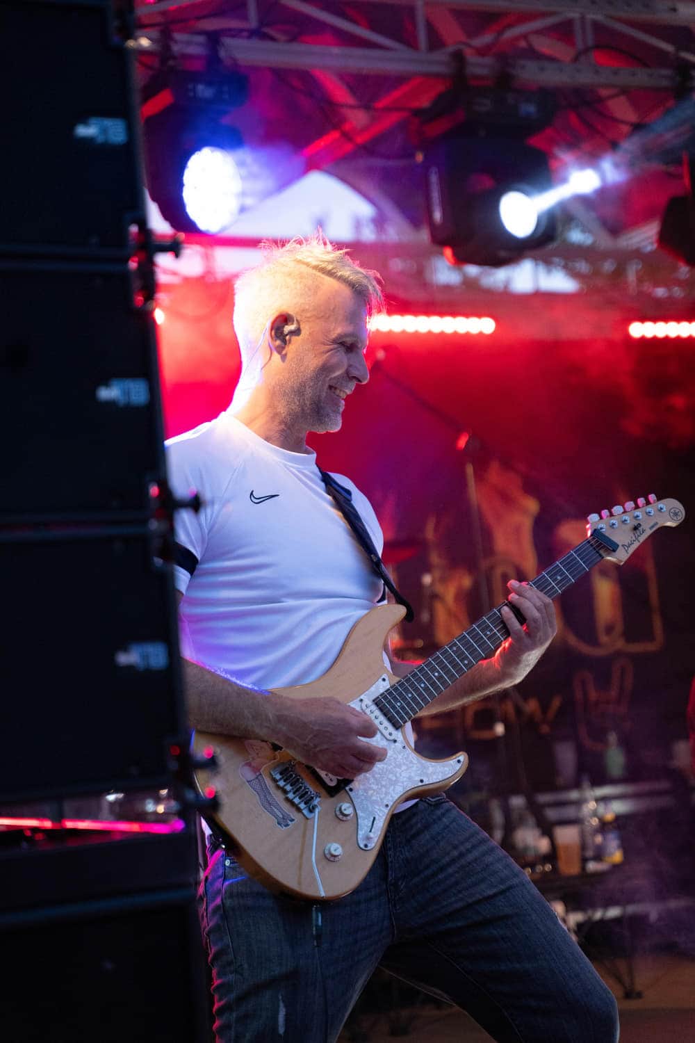 Gitarrist beim Konzert auf dem Platz