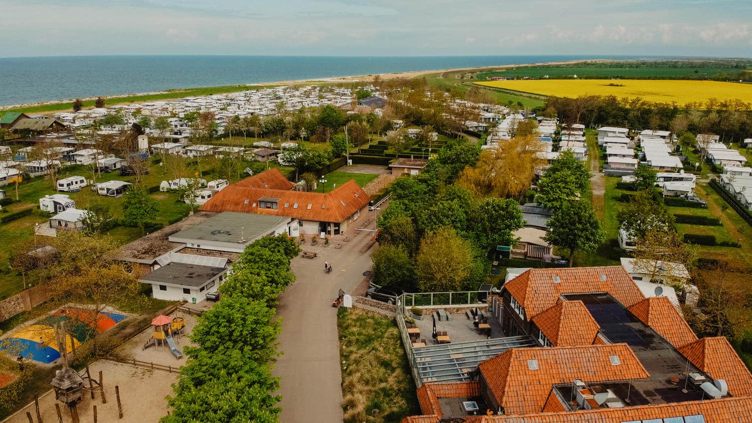 Luftbild der Hofgebäude und des Spielplatzes von oben