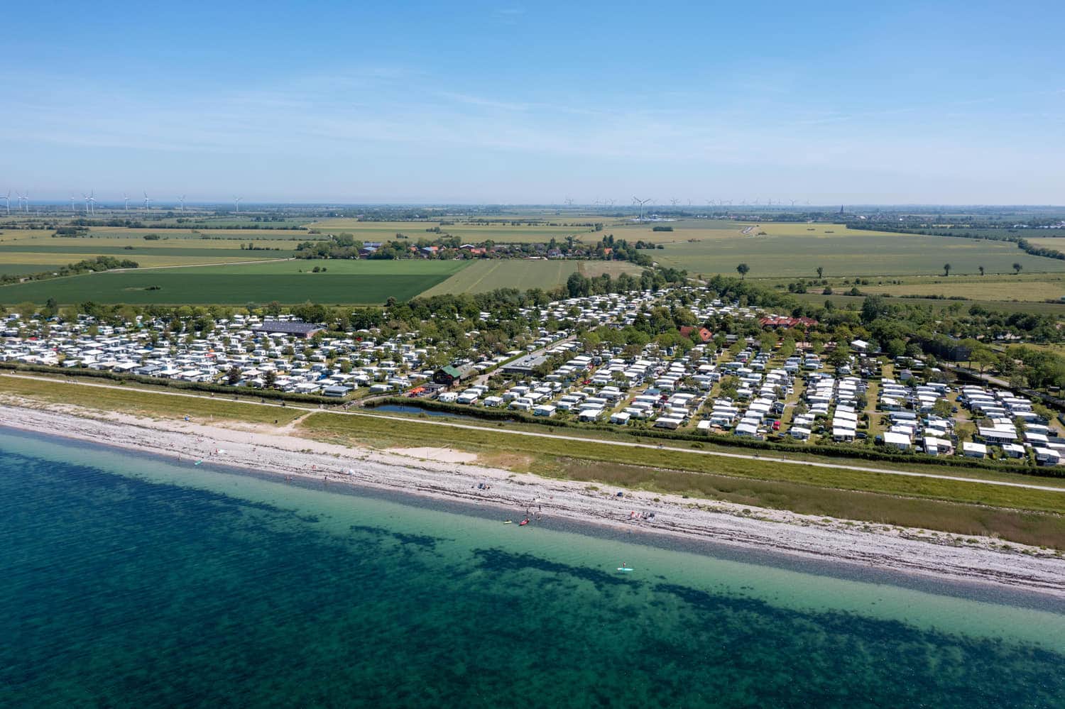 Luftbild der Küstenlinie vor Wallnau