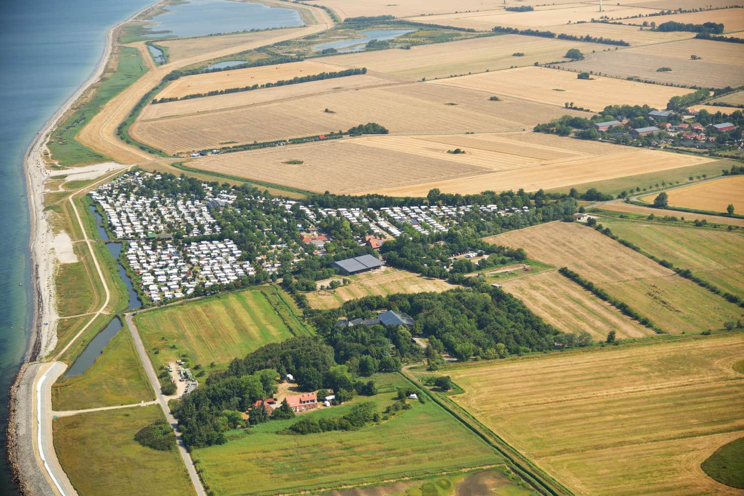 Luftbild der Salzwiesen neben dem Campingplatz
