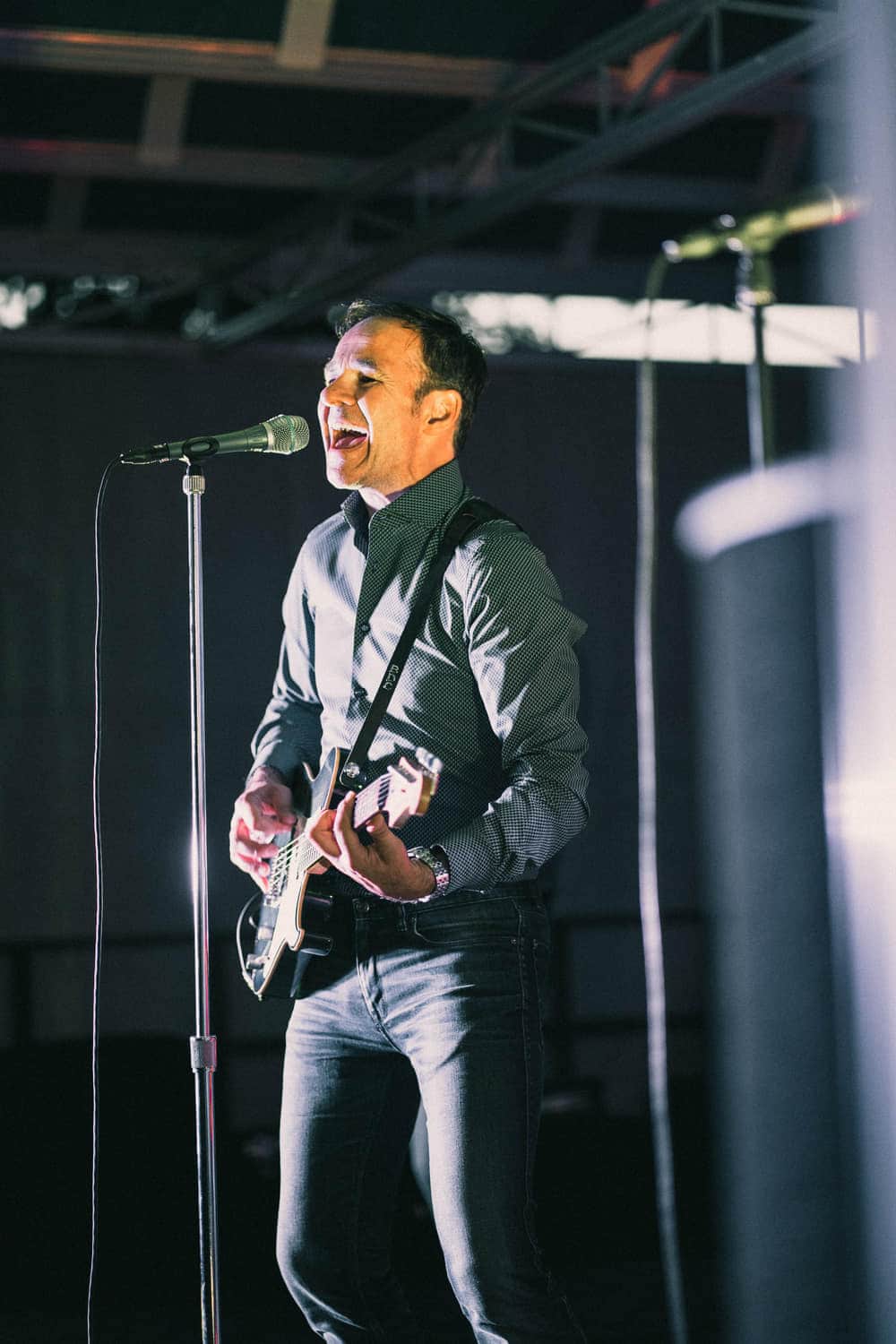 Sänger am Mikrofon beim Konzert