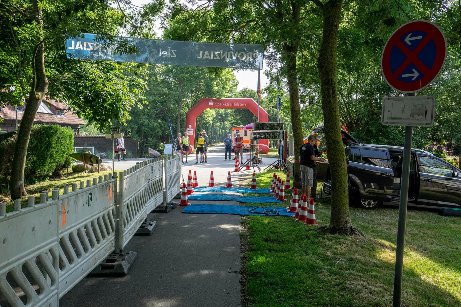 Startbogen des Fehmarn-Marathons auf dem Platz