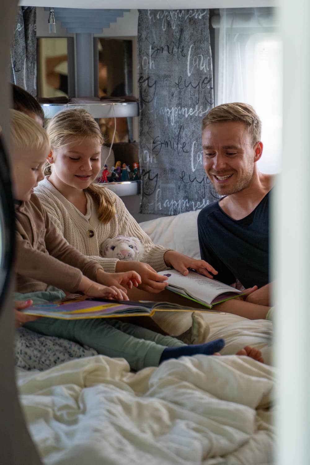 Vorlesen auf der Sitzgruppe im Mietwohnwagen