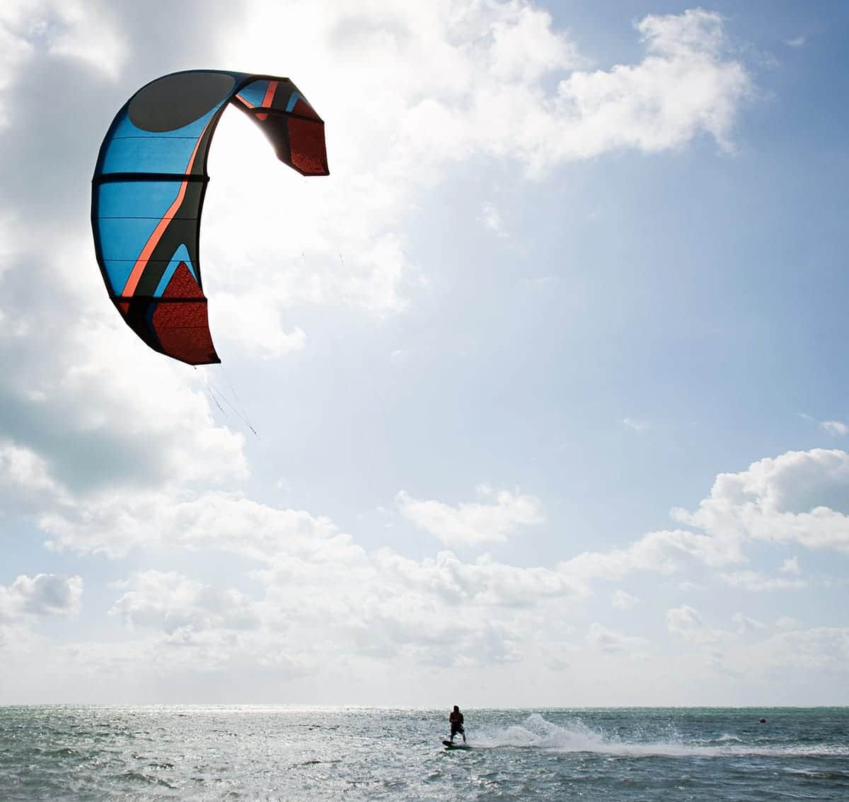 Kitesurfer mit großem Schirm über der Ostsee