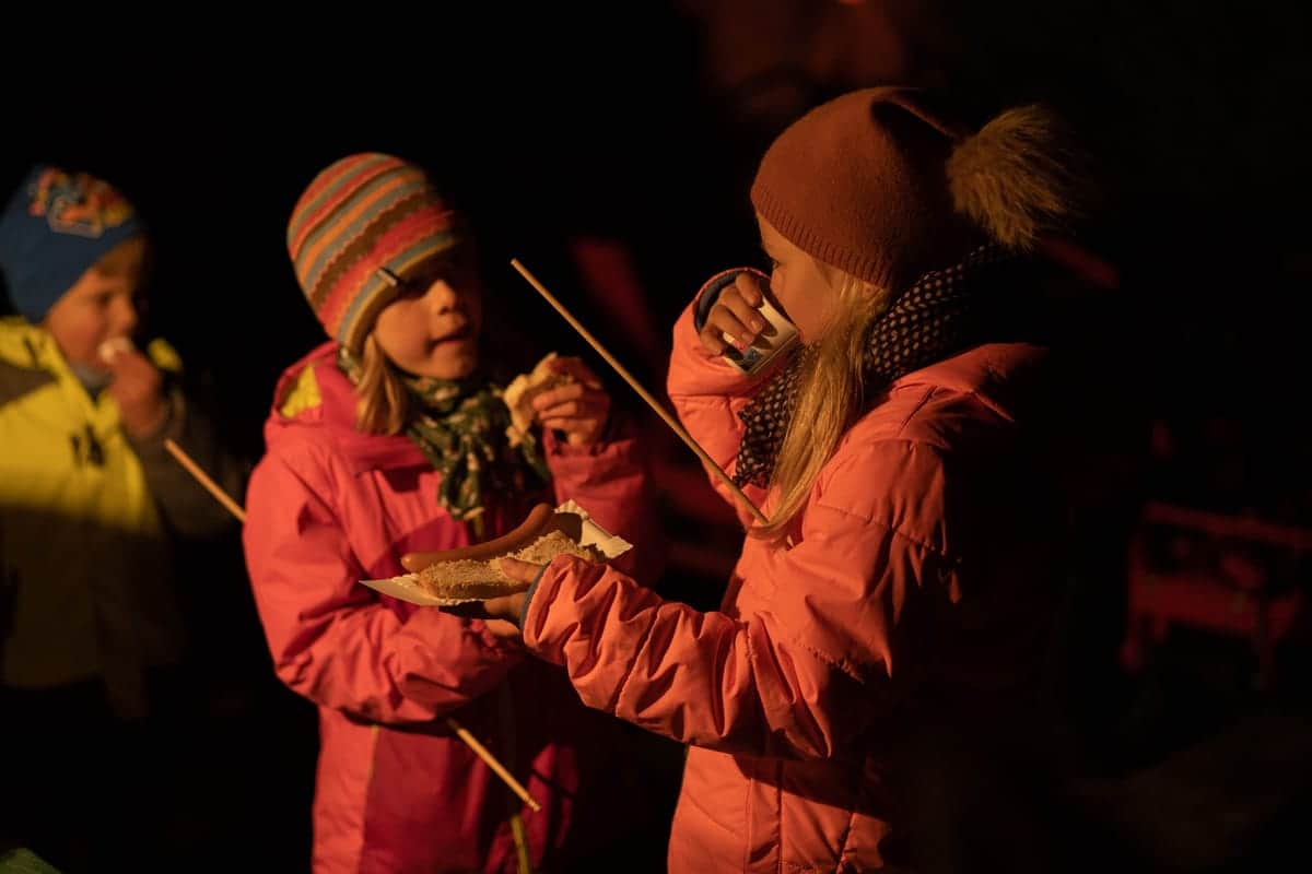 Kinder mit Laternen am Abend auf dem Campingplatz