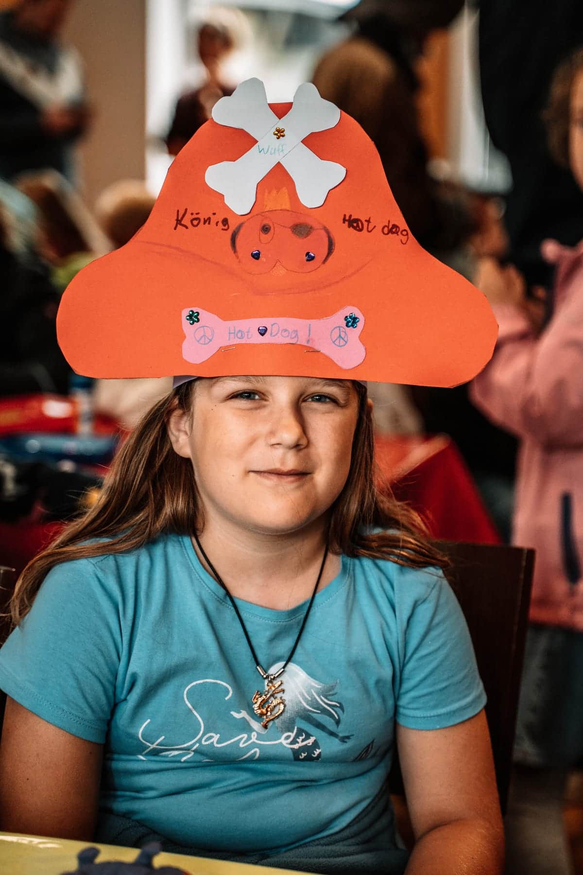 Mädchen mit selbstgebasteltem Piratenhut beim Piratentag