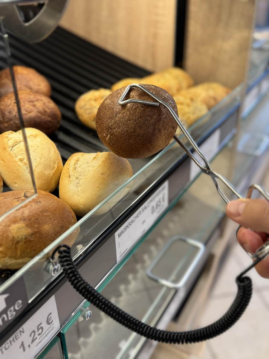 Frische Brötchen in der Auslage der Backstation im Strandmarkt