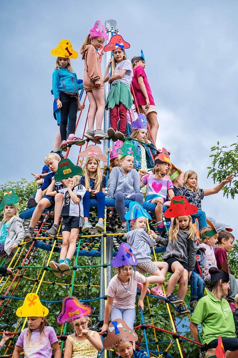 Kinder auf dem Klettergerüst des Abenteuerspielplatzes
