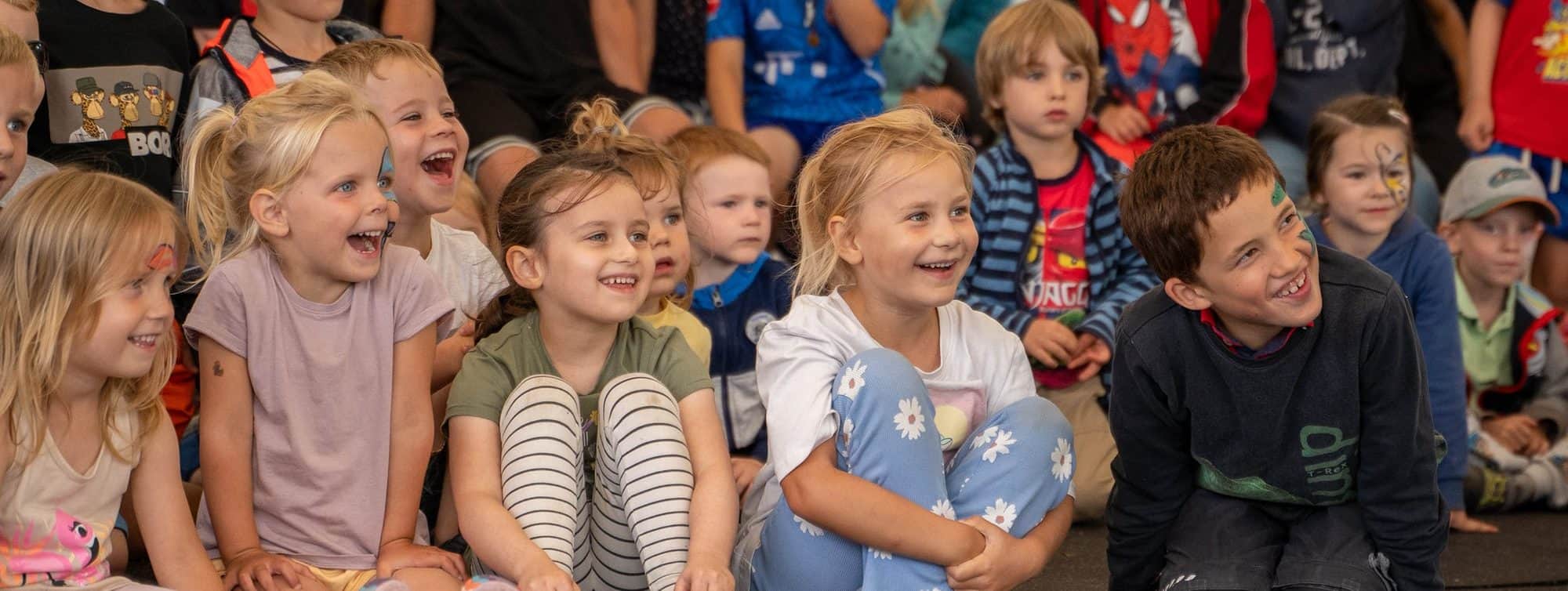 Kinder beim Animationsprogramm auf dem Campingplatz
