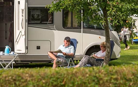 Wohnwagen auf einem Dauerstellplatz mit Blick über die Wiese