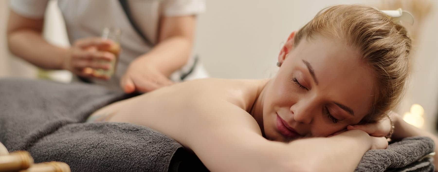 Frau bei einer Massage im Wellnesshaus