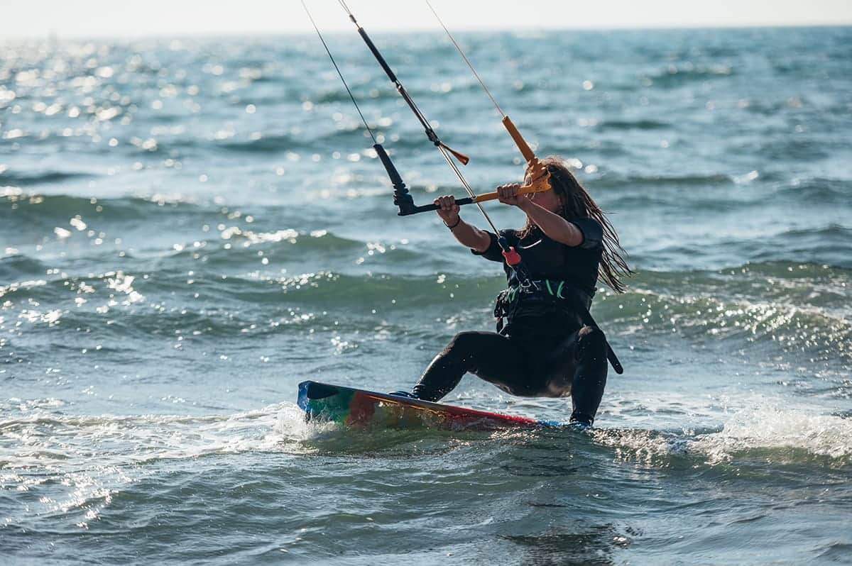 Kitesurferin auf dem Wasser vor der Westküste Fehmarns