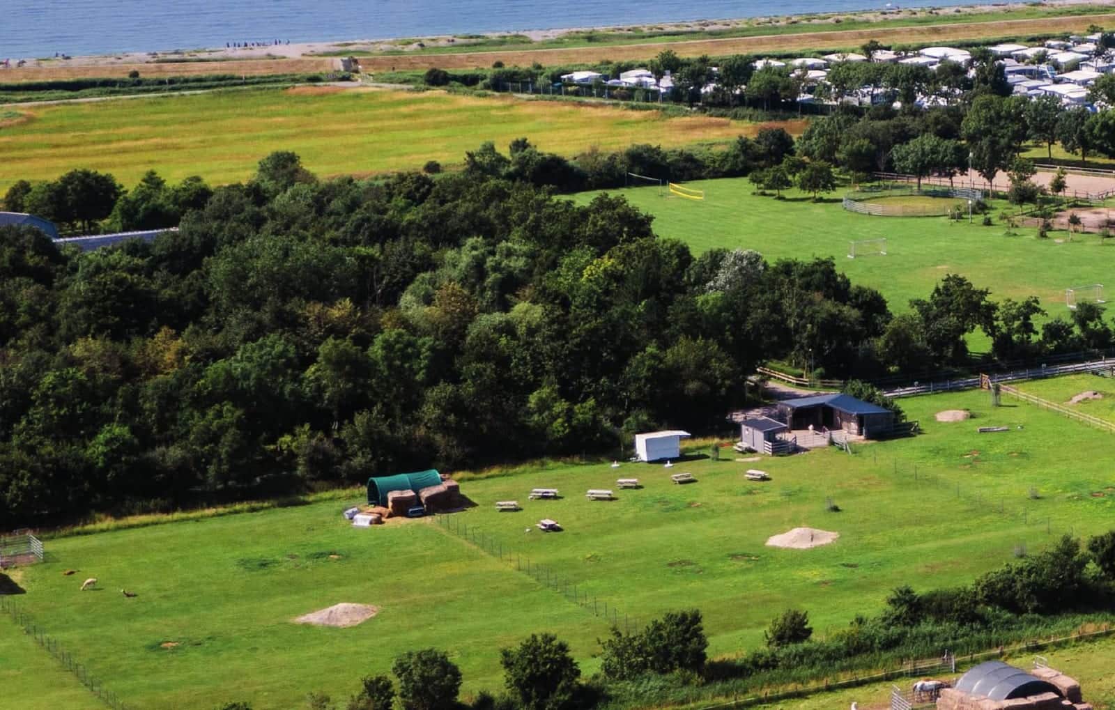 Luftbild des Campingplatzes mit Solarflächen und Weiden