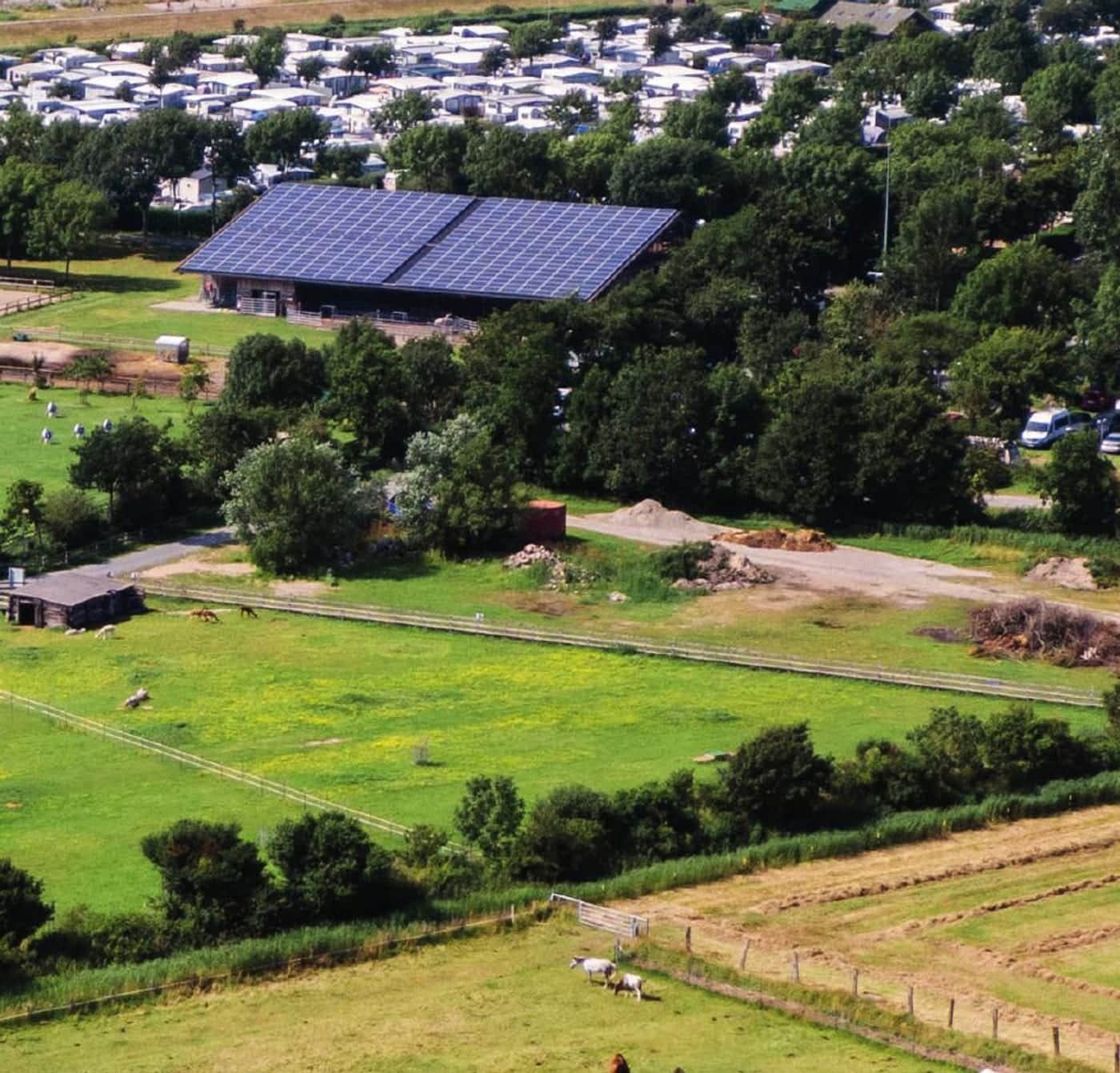 Solarmodule auf dem Dach eines Gebäudes am Platz