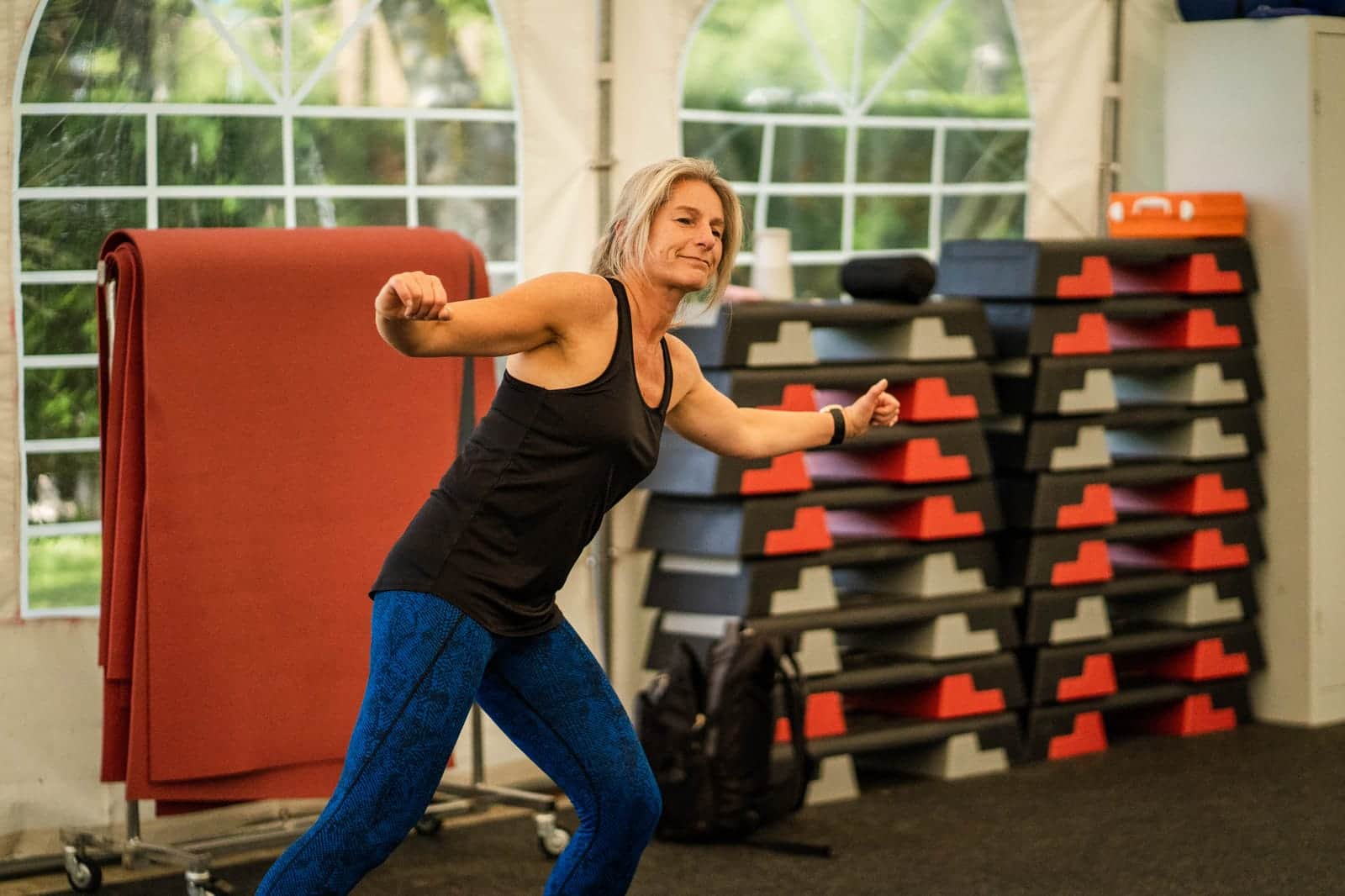 Frau beim Training im Fitnessraum des Campingplatzes
