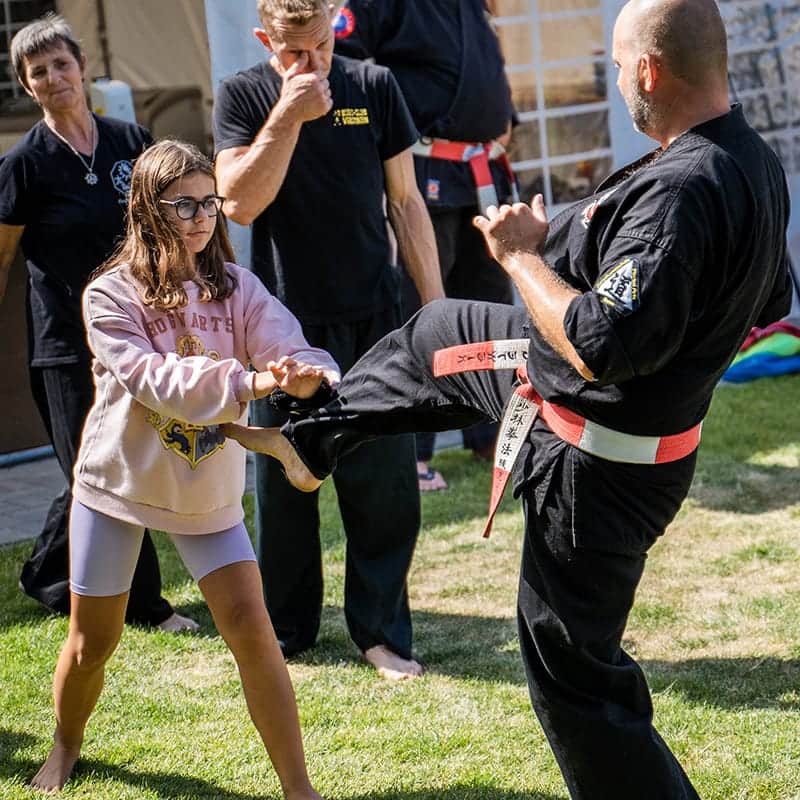 Mädchen übt Kampfsport mit dem Trainer